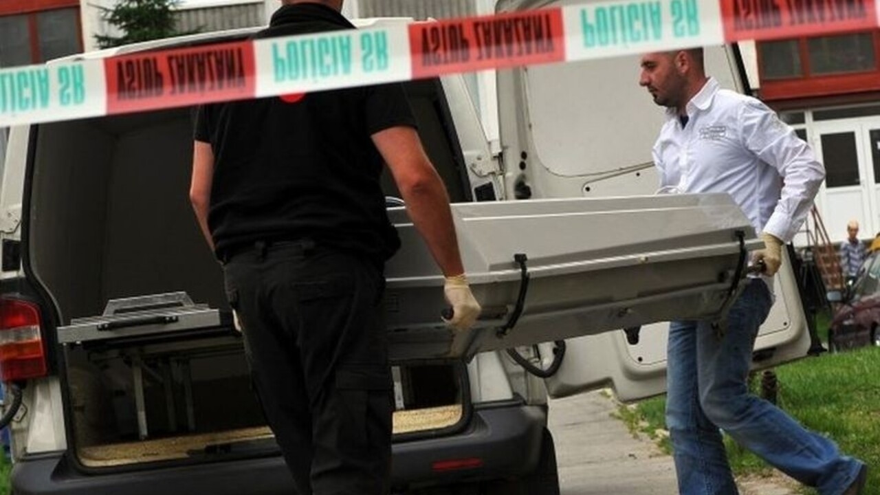 polícia telá truhla páska mŕtvola (TASR)